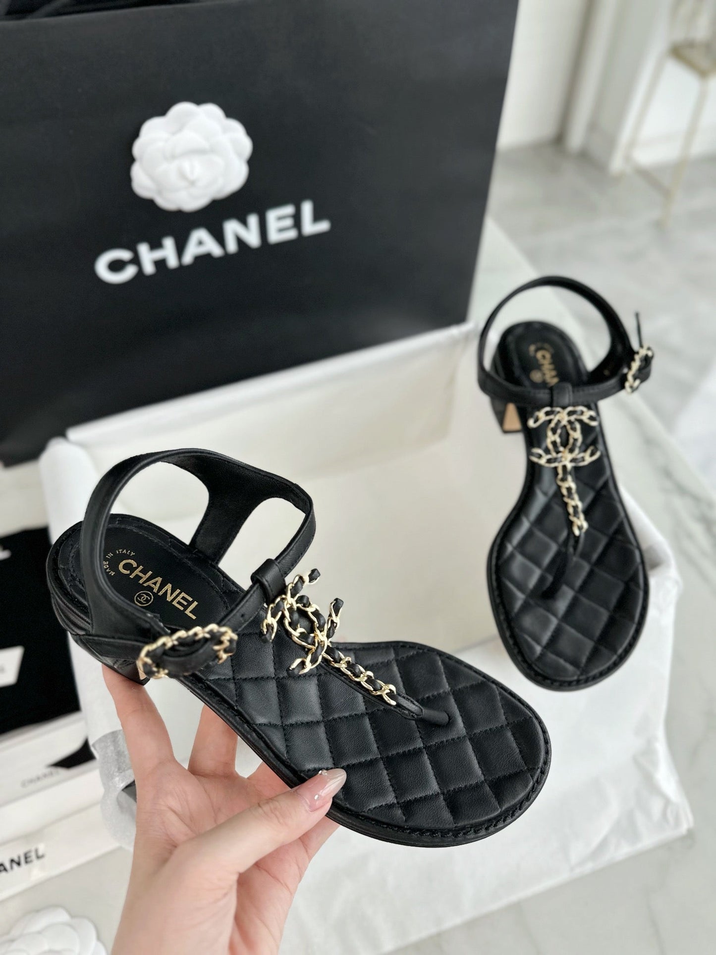 Black flip-flop thick heel sandals