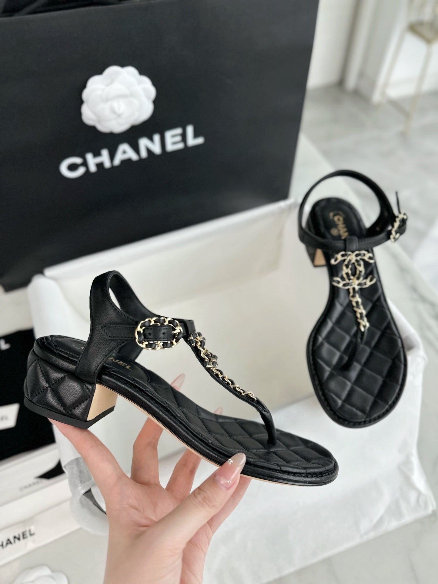 Black flip-flop thick heel sandals