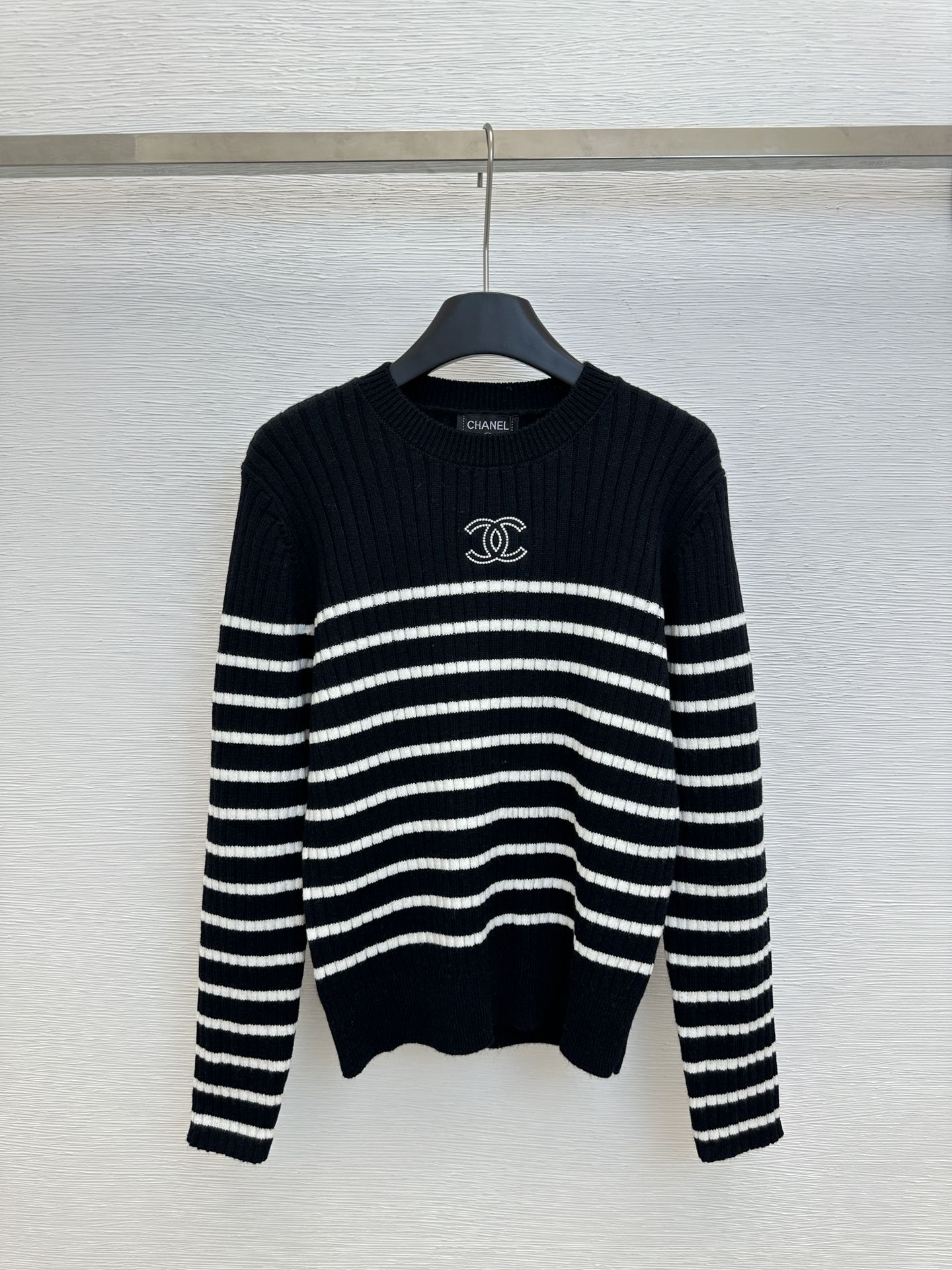 Vertical stripe knitted round neck long sleeves