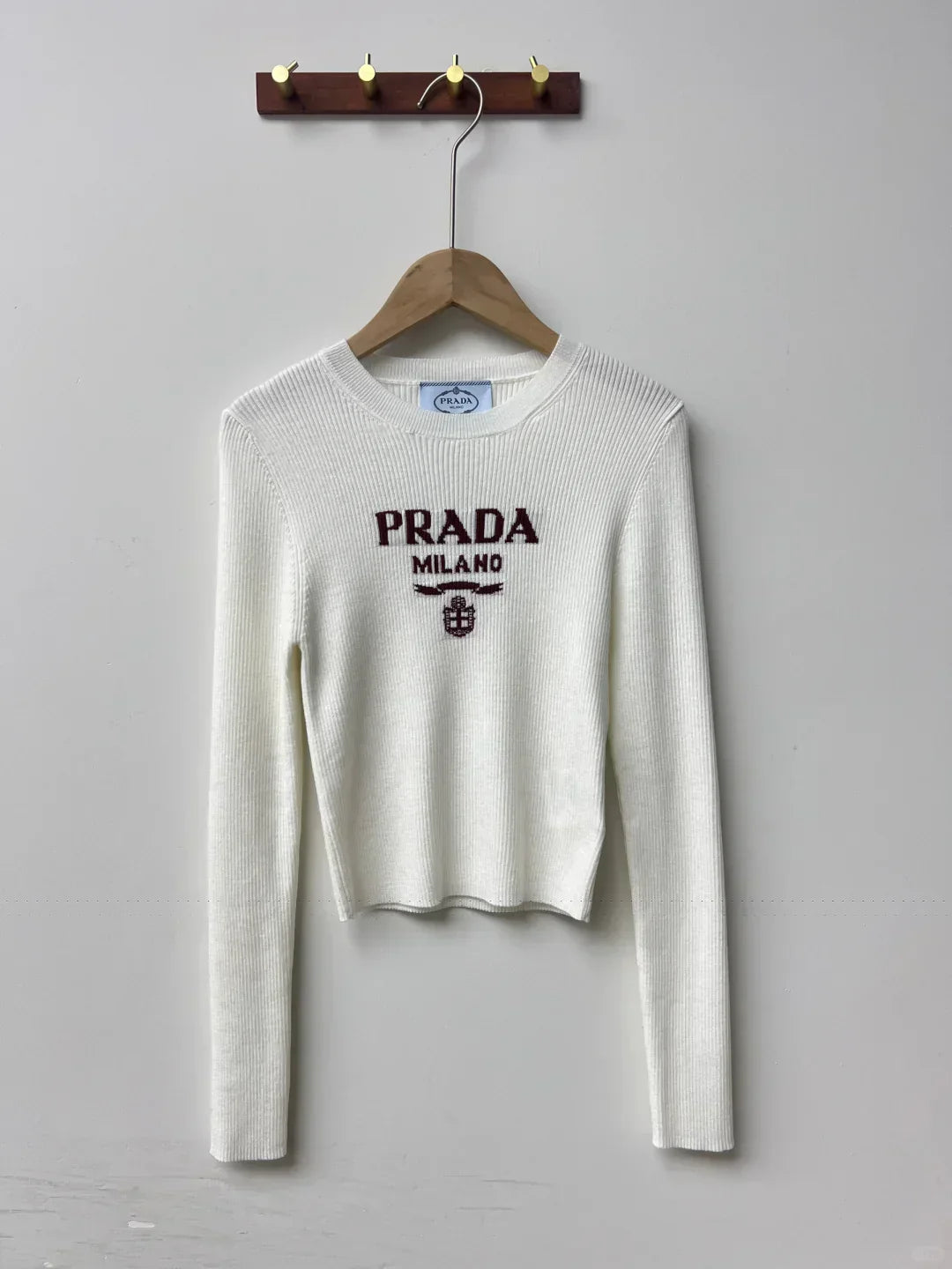 Contrast logo slim fit knit long sleeves