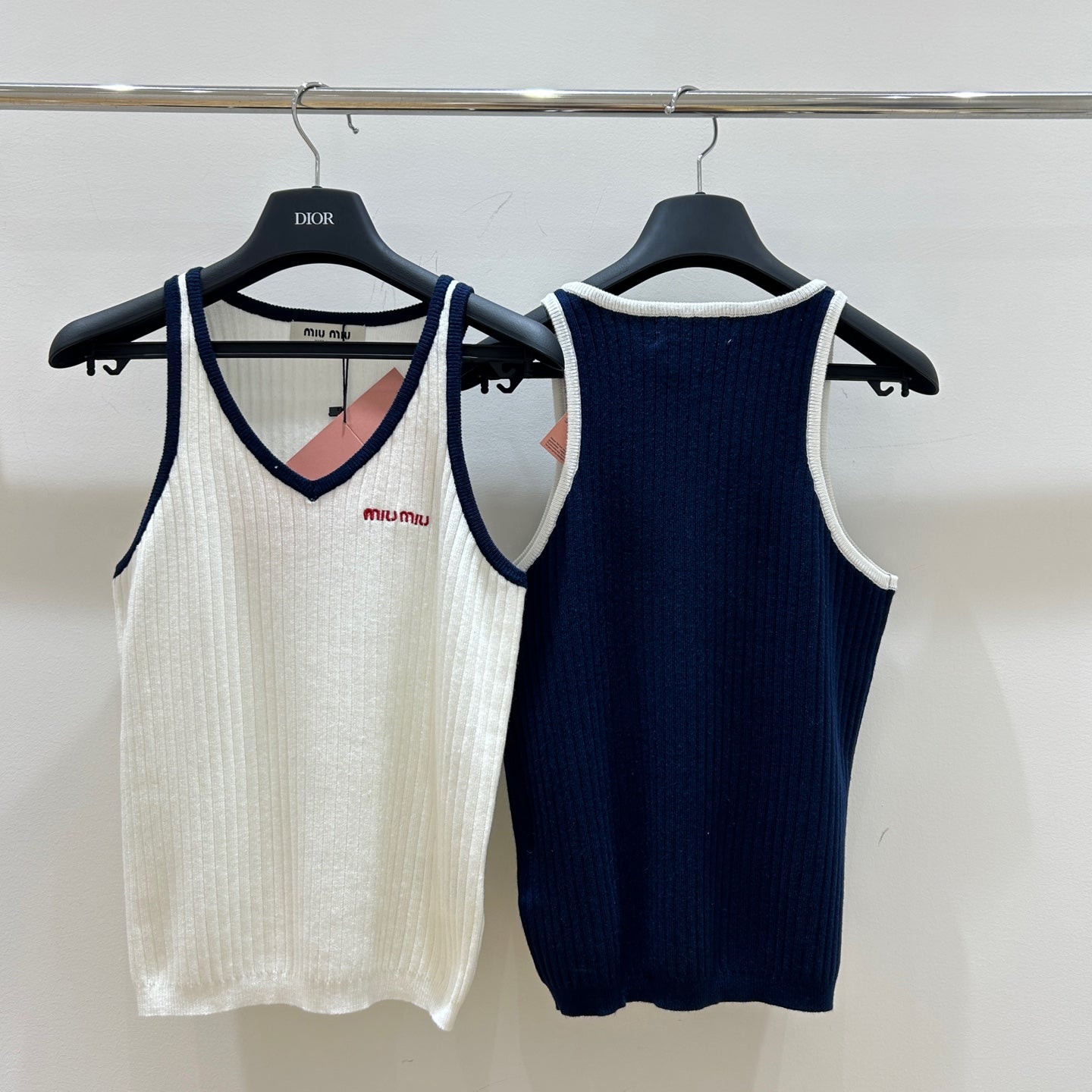 Contrast color V-neck vest with embroidered letters