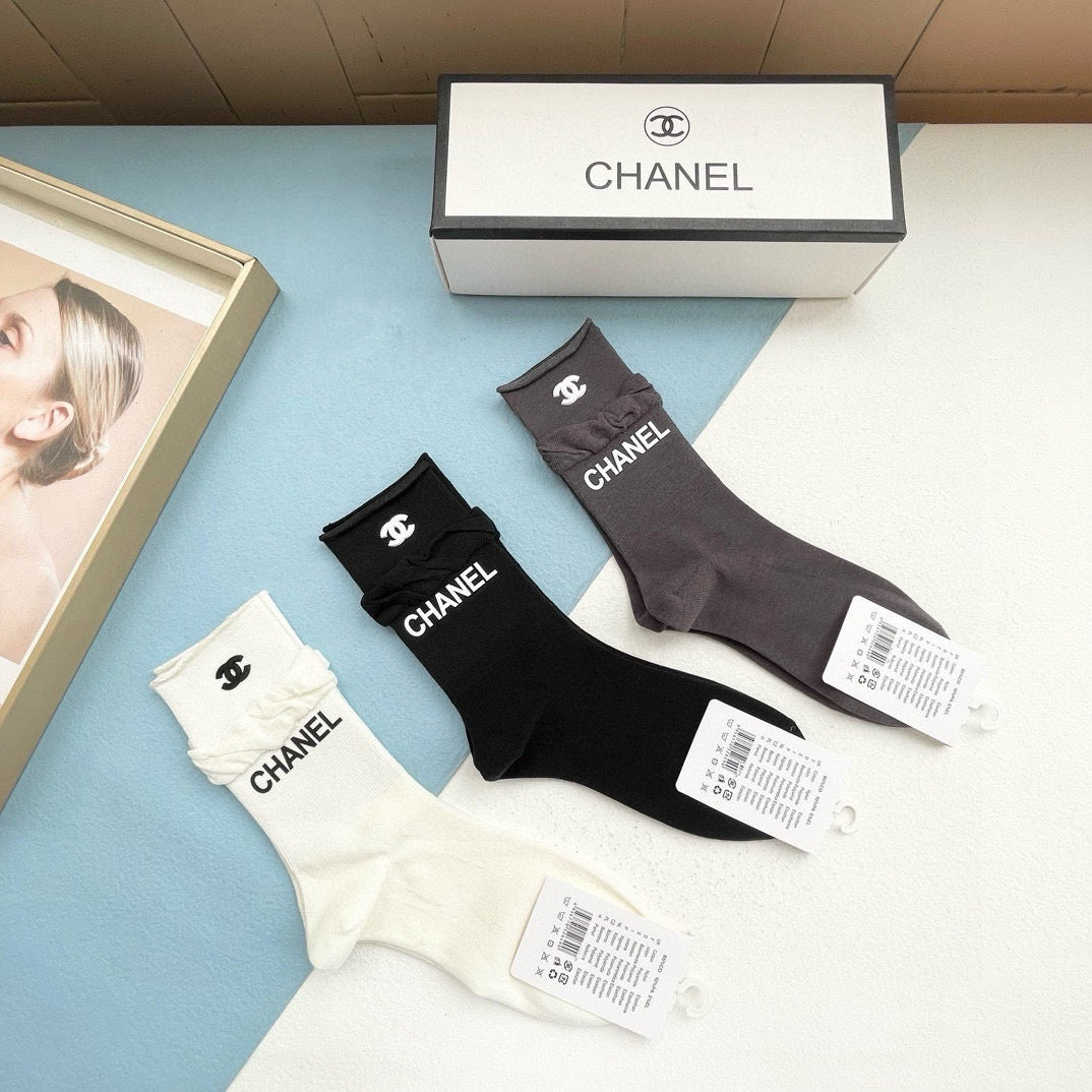 【Three pairs in one box】🌟Mid-calf socks