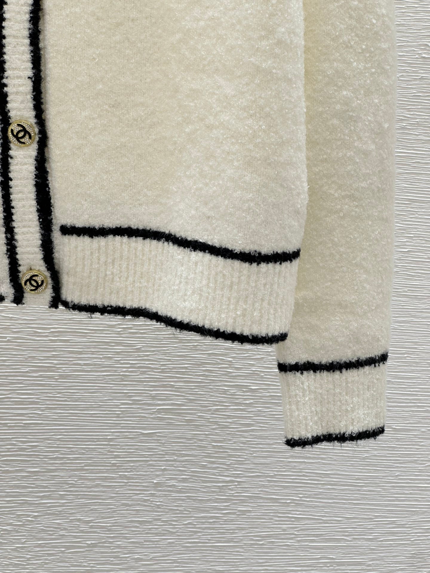 Knitted round neck long sleeve cardigan jacket with double c letter logo on the clashing edges