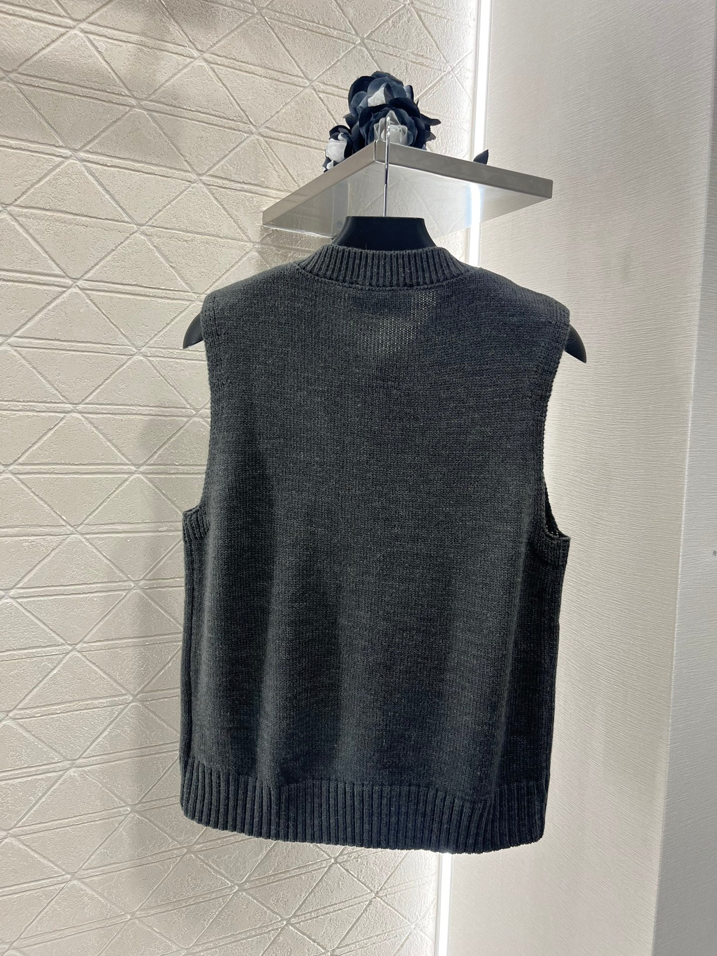 crew neck knitted vest