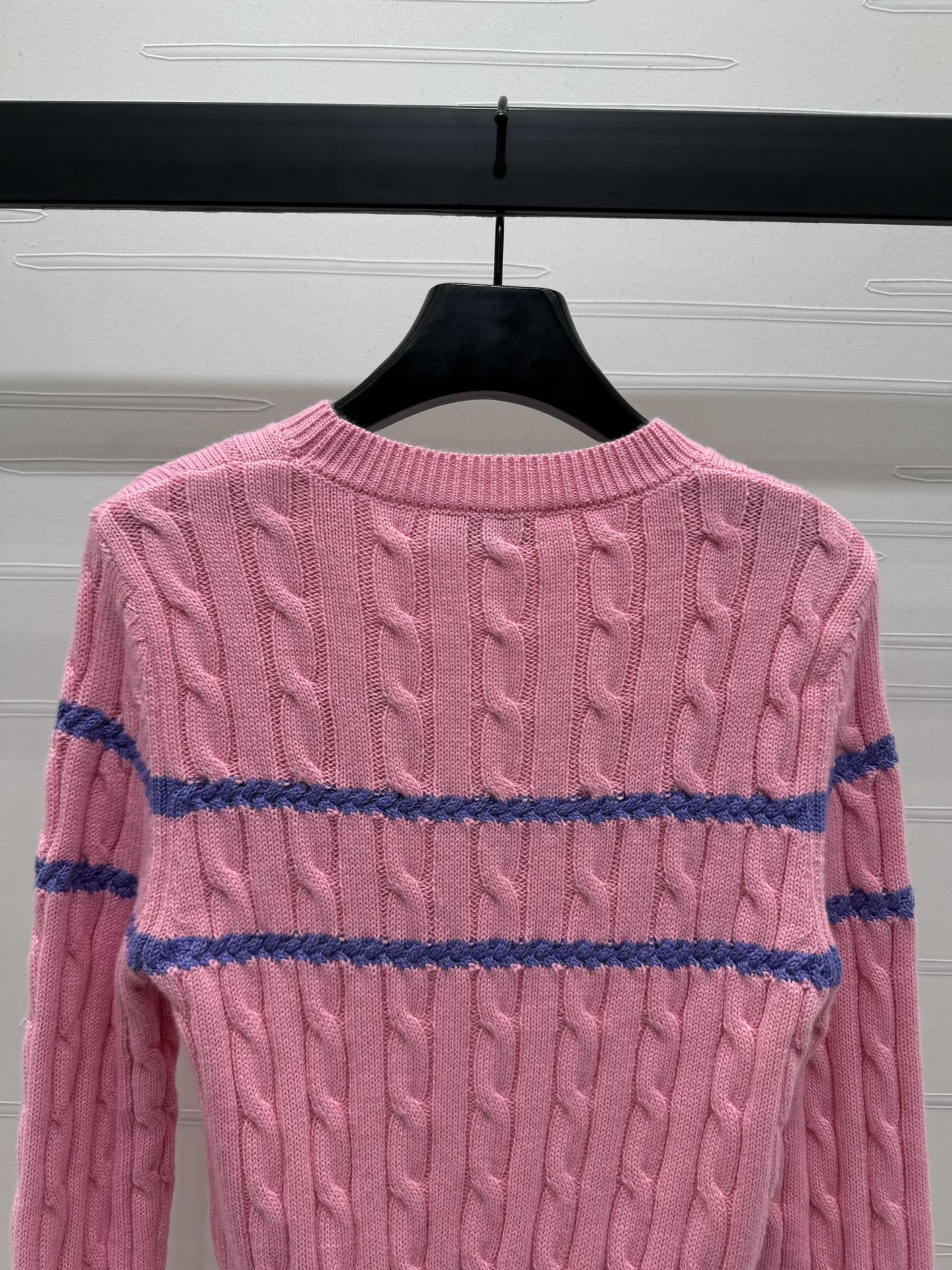 Contrast color cable knit long sleeve sweater