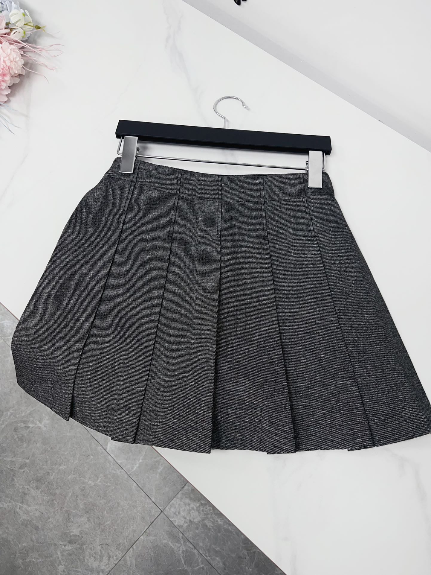 Metal logo short skirt