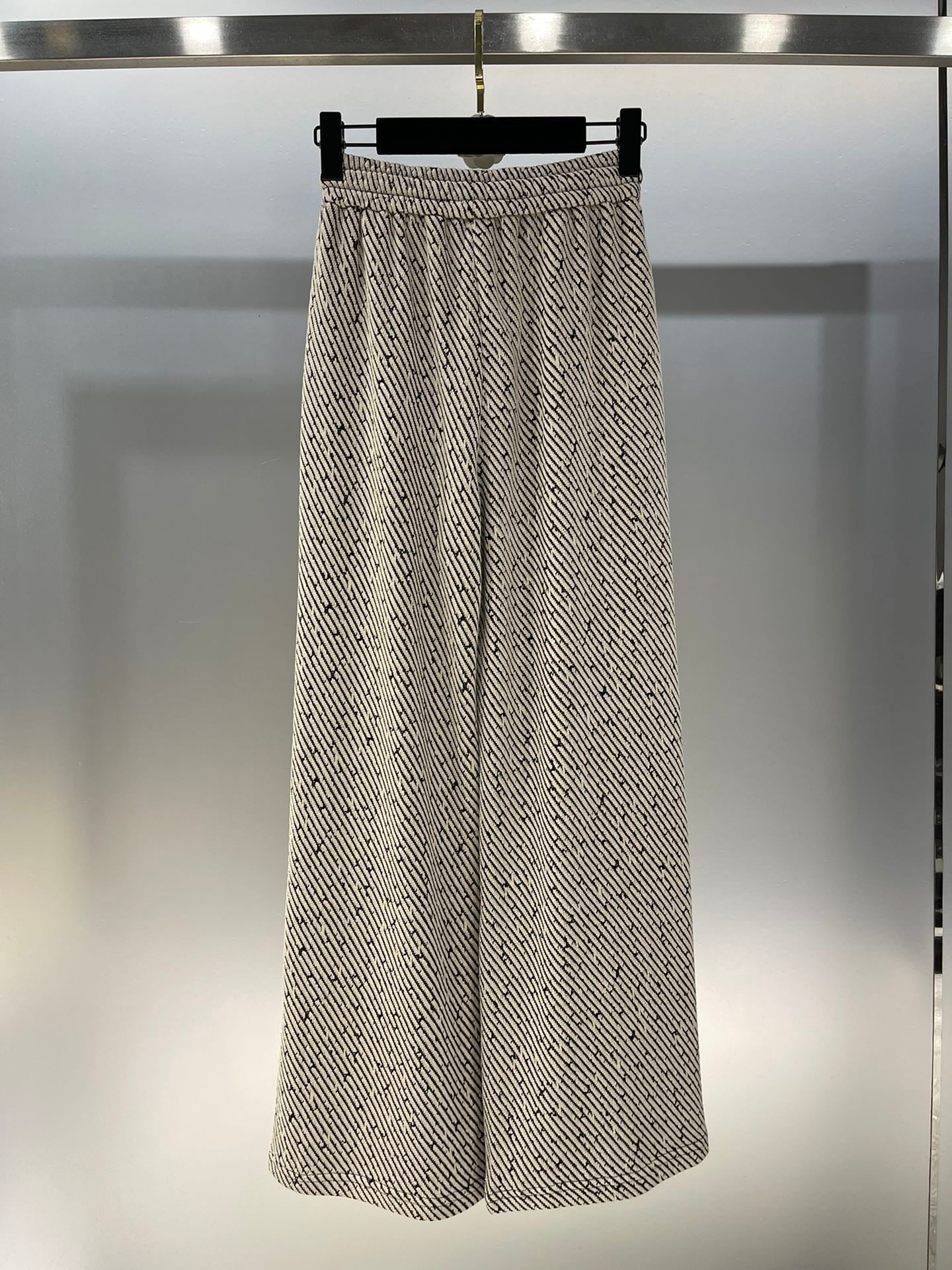 Straight-leg woolen trousers