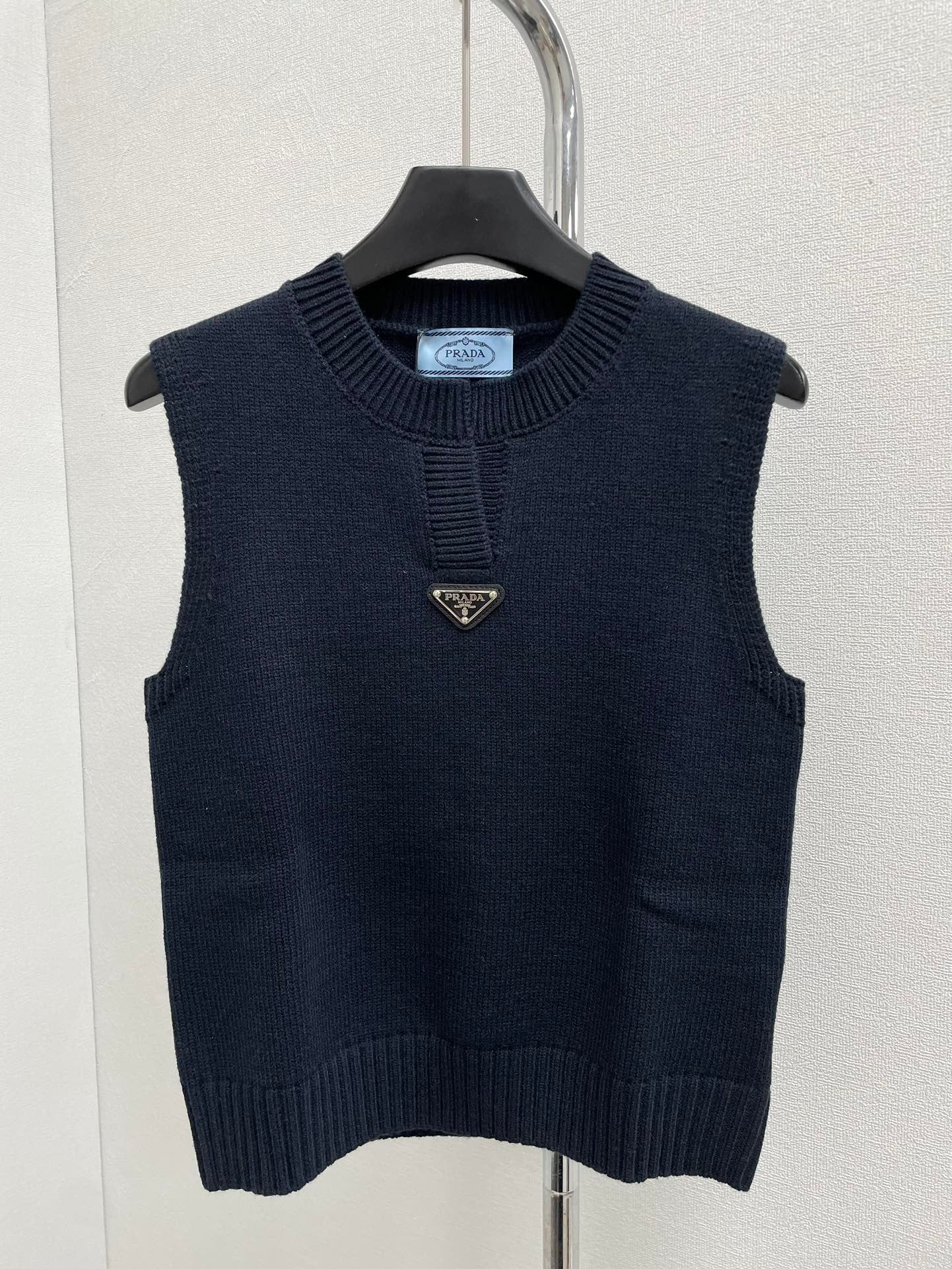 crew neck knitted vest