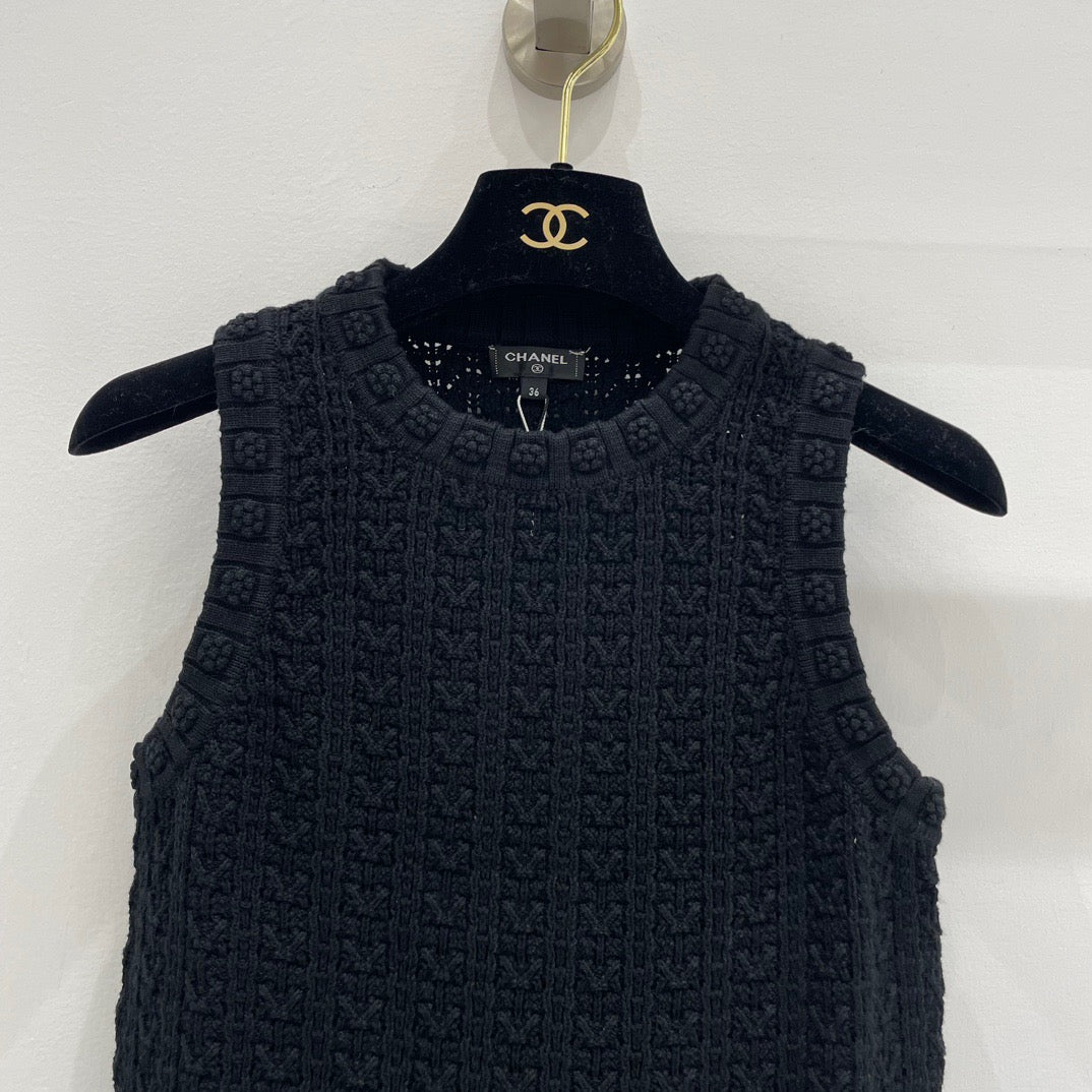 Heavy craftsmanship hollow embossed woven vest