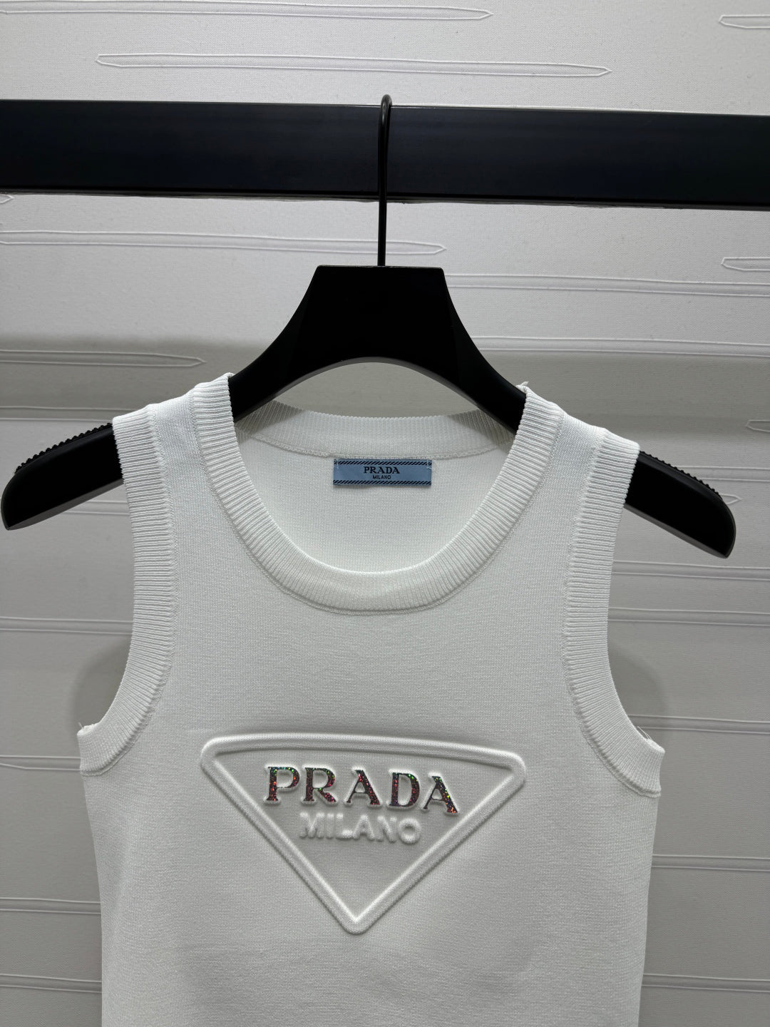 Inverted triangle logo knitted vest