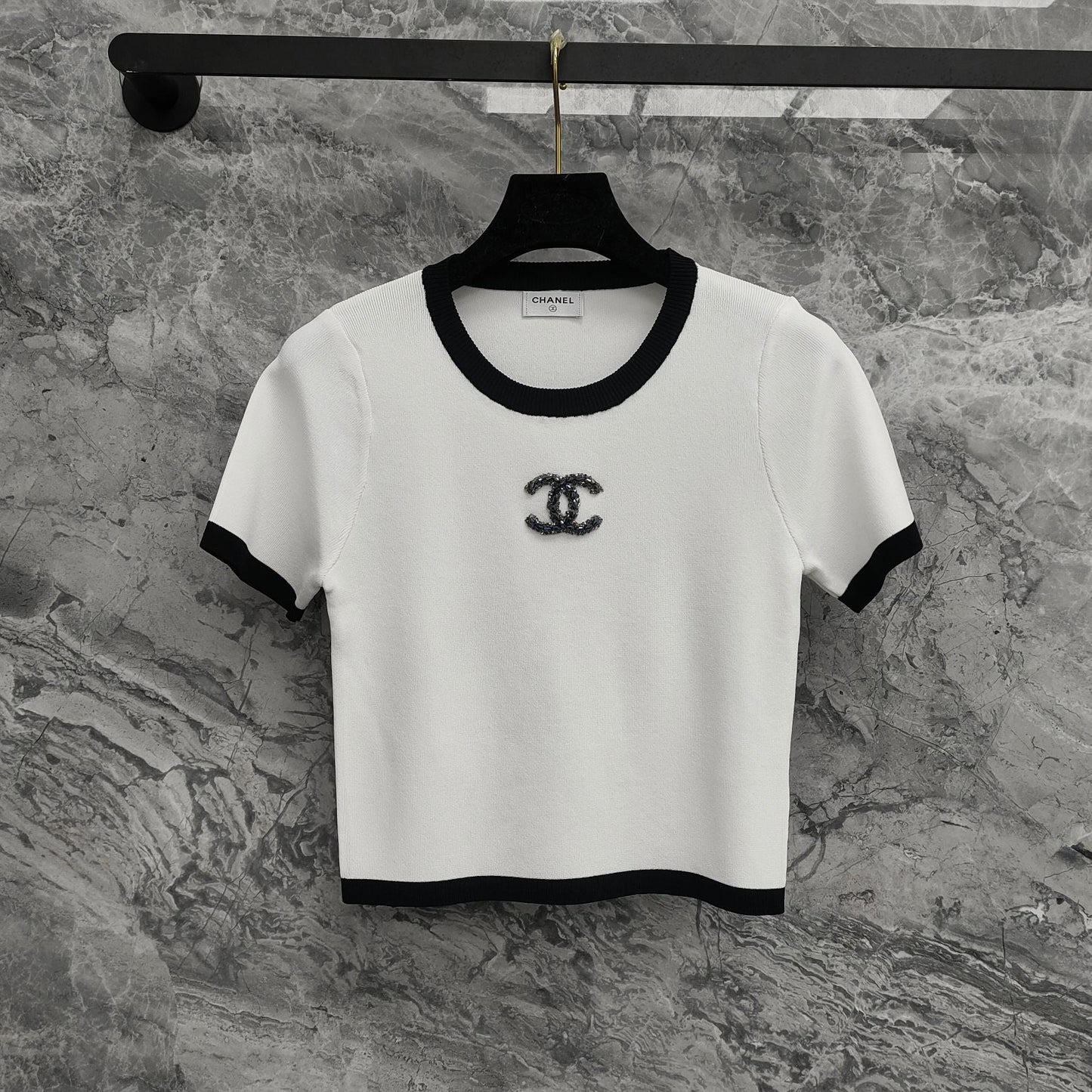 Double C beaded round neck short sleeves on the chest