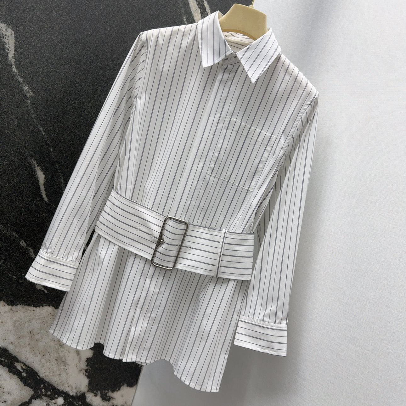 ew arrival in early spring: waisted striped white shirt