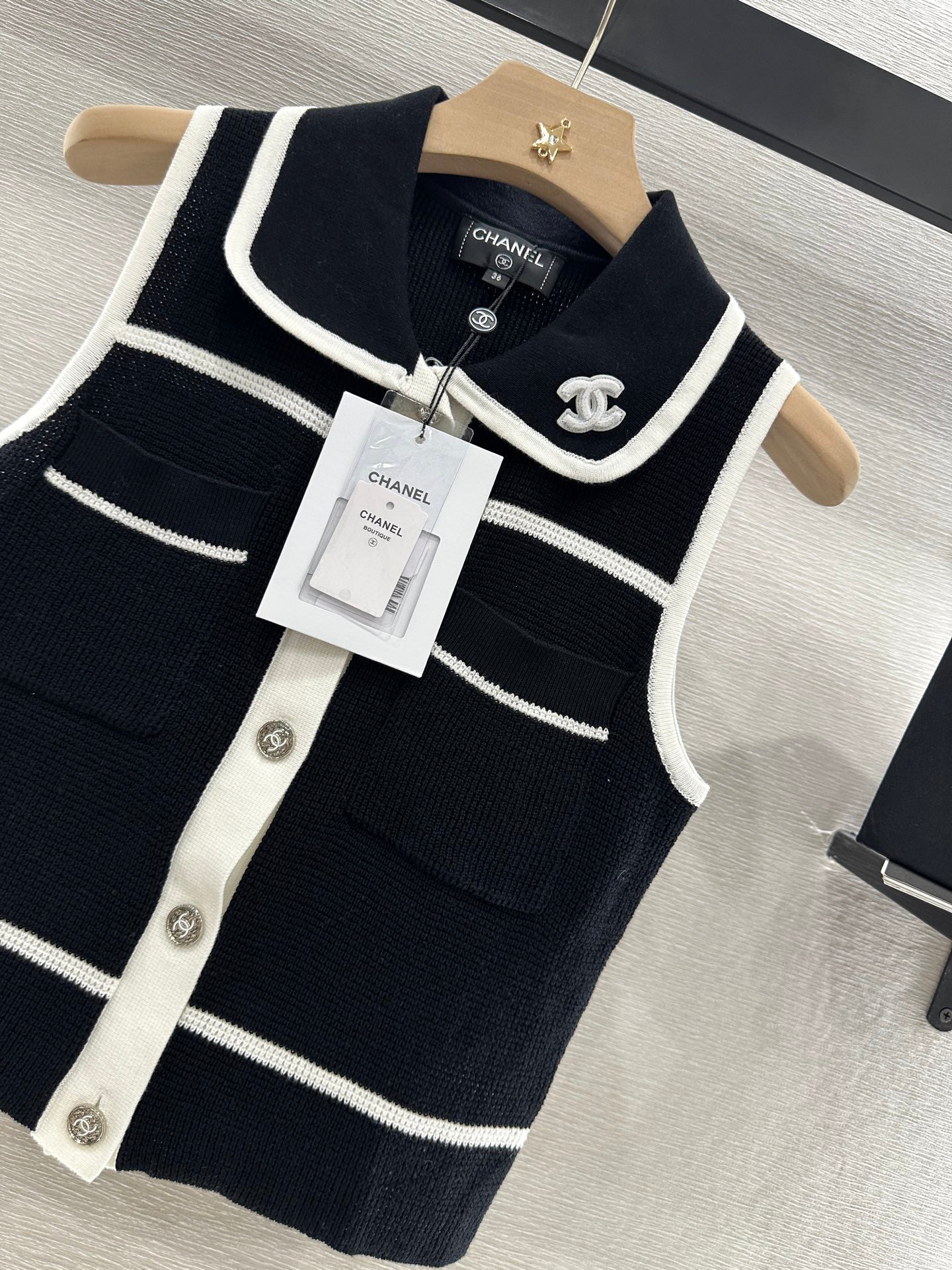 Collar striped knitted vest