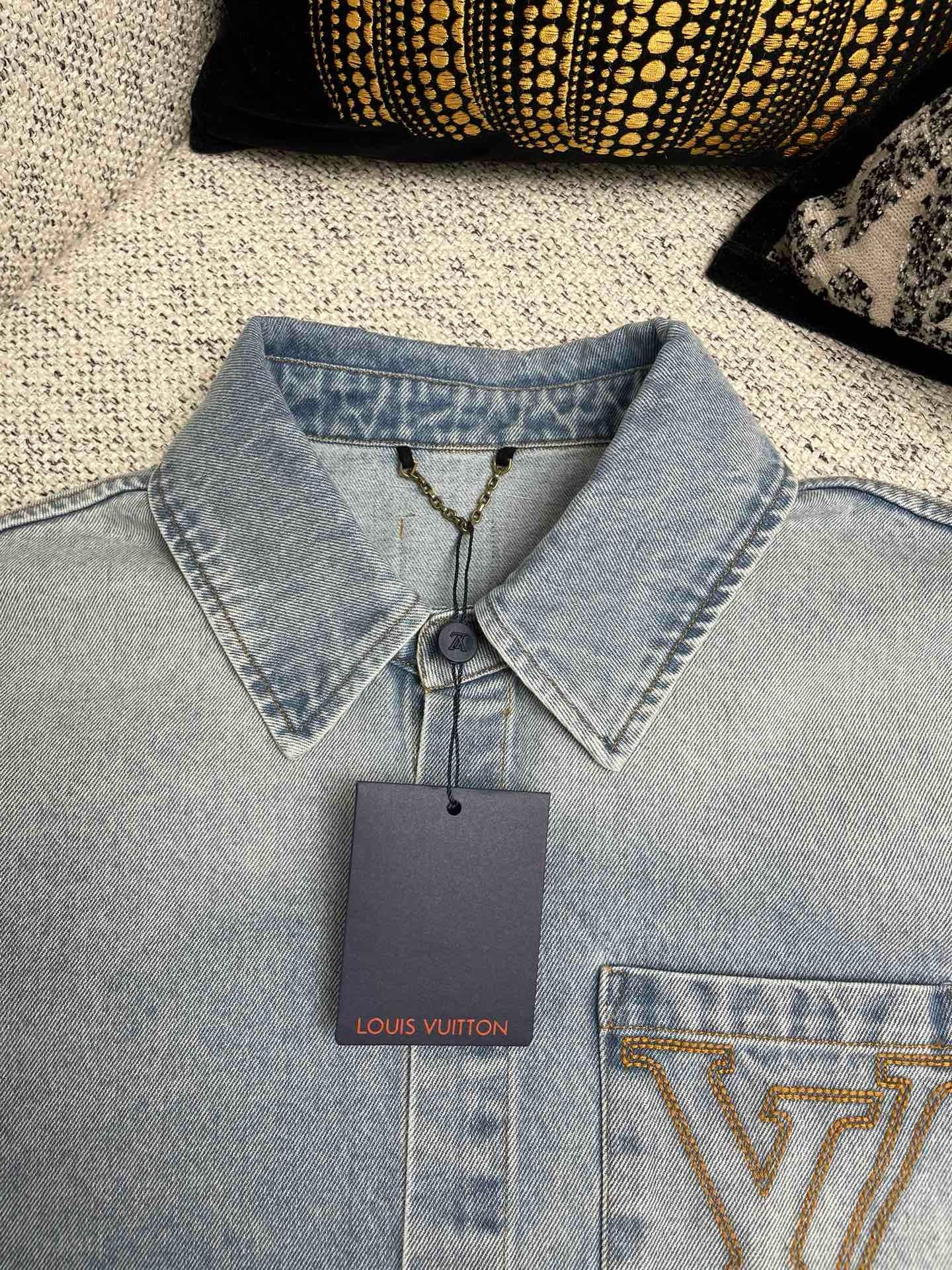 Short-sleeved denim shirt