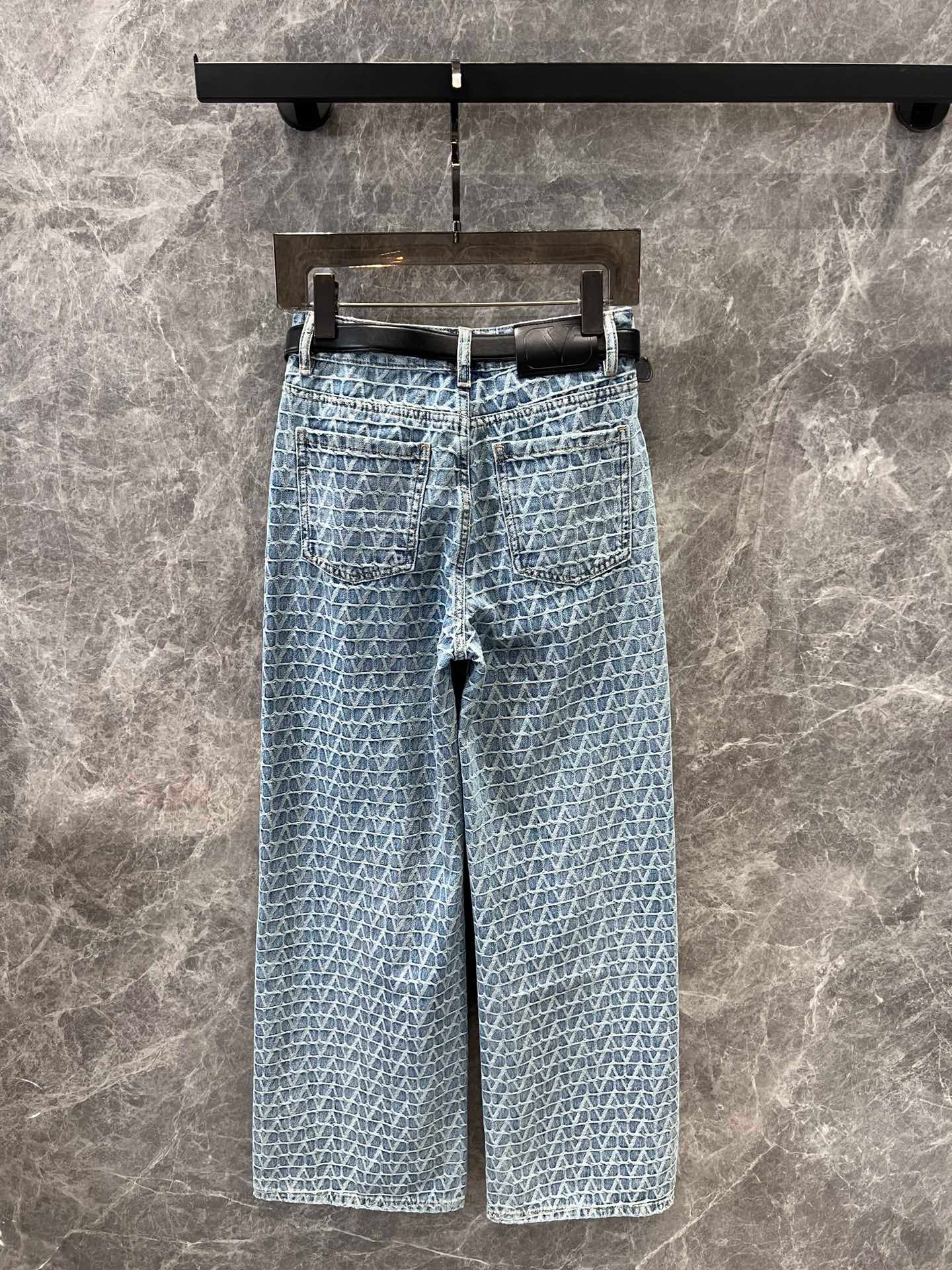 Heavy letter jacquard denim