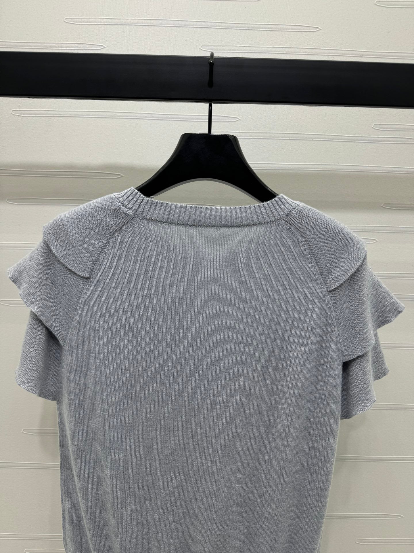 Ruffled knit short sleeves