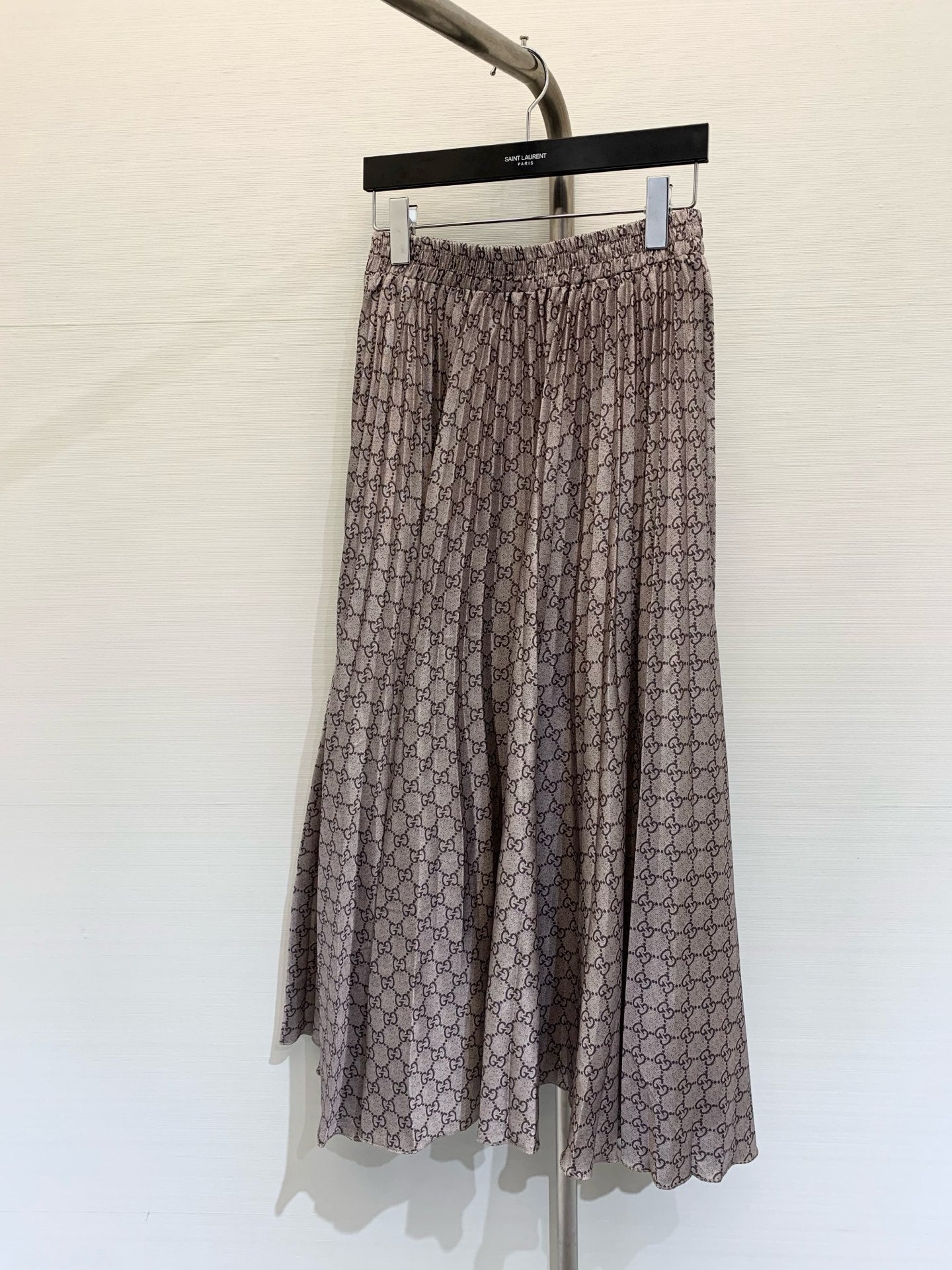 Lettering print pleated long skirt