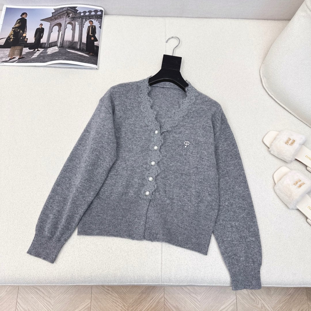 The latest early spring contrast color stitching lace heavy sweater