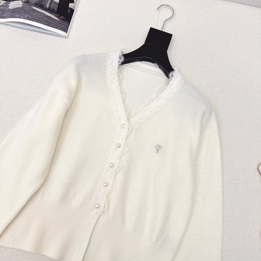 The latest early spring contrast color stitching lace heavy sweater