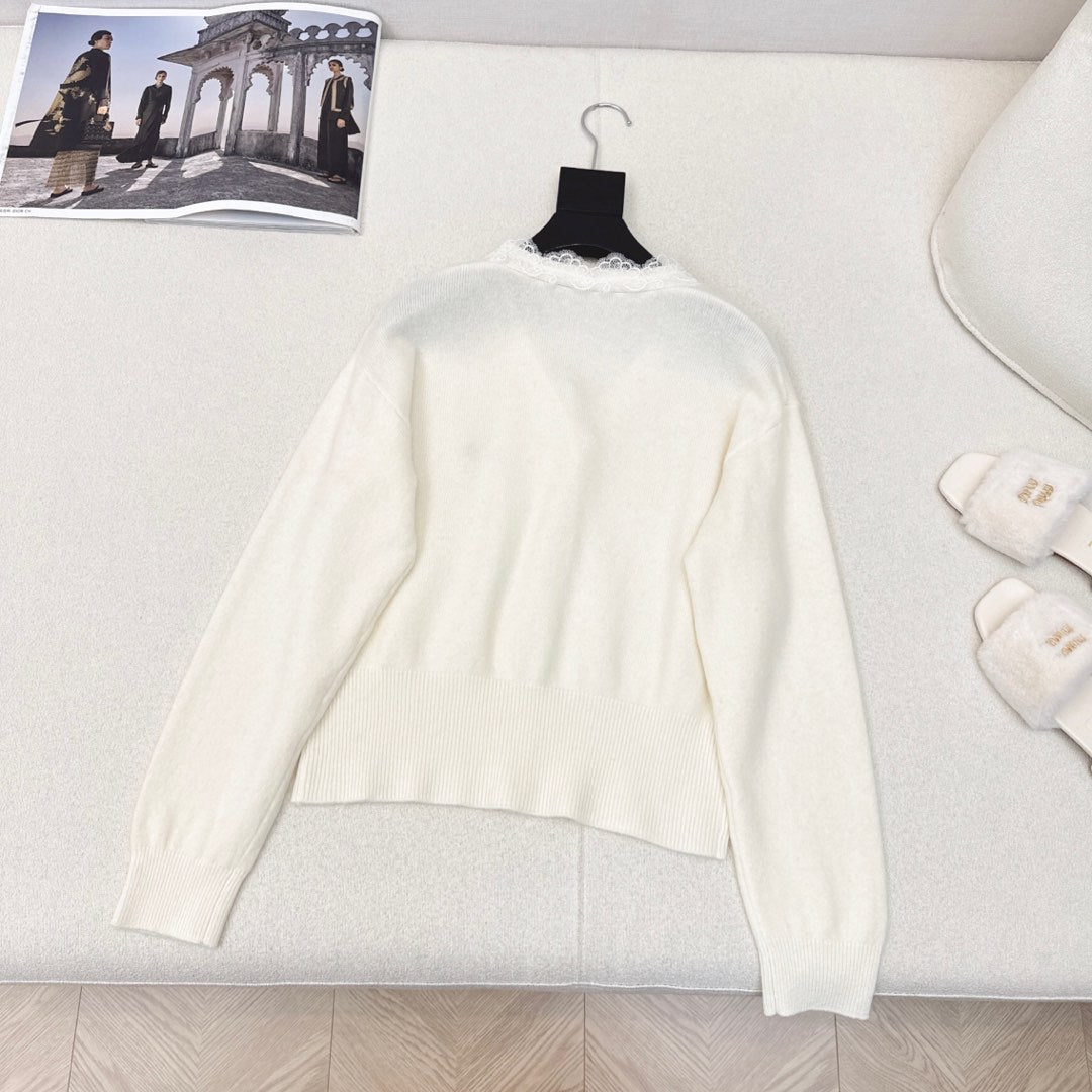 The latest early spring contrast color stitching lace heavy sweater