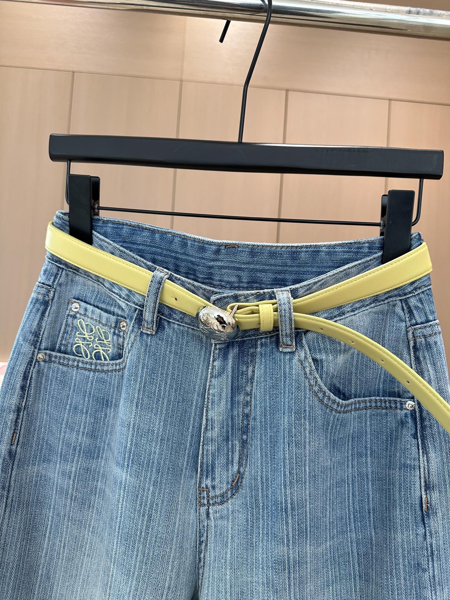 Contrast belt straight jeans