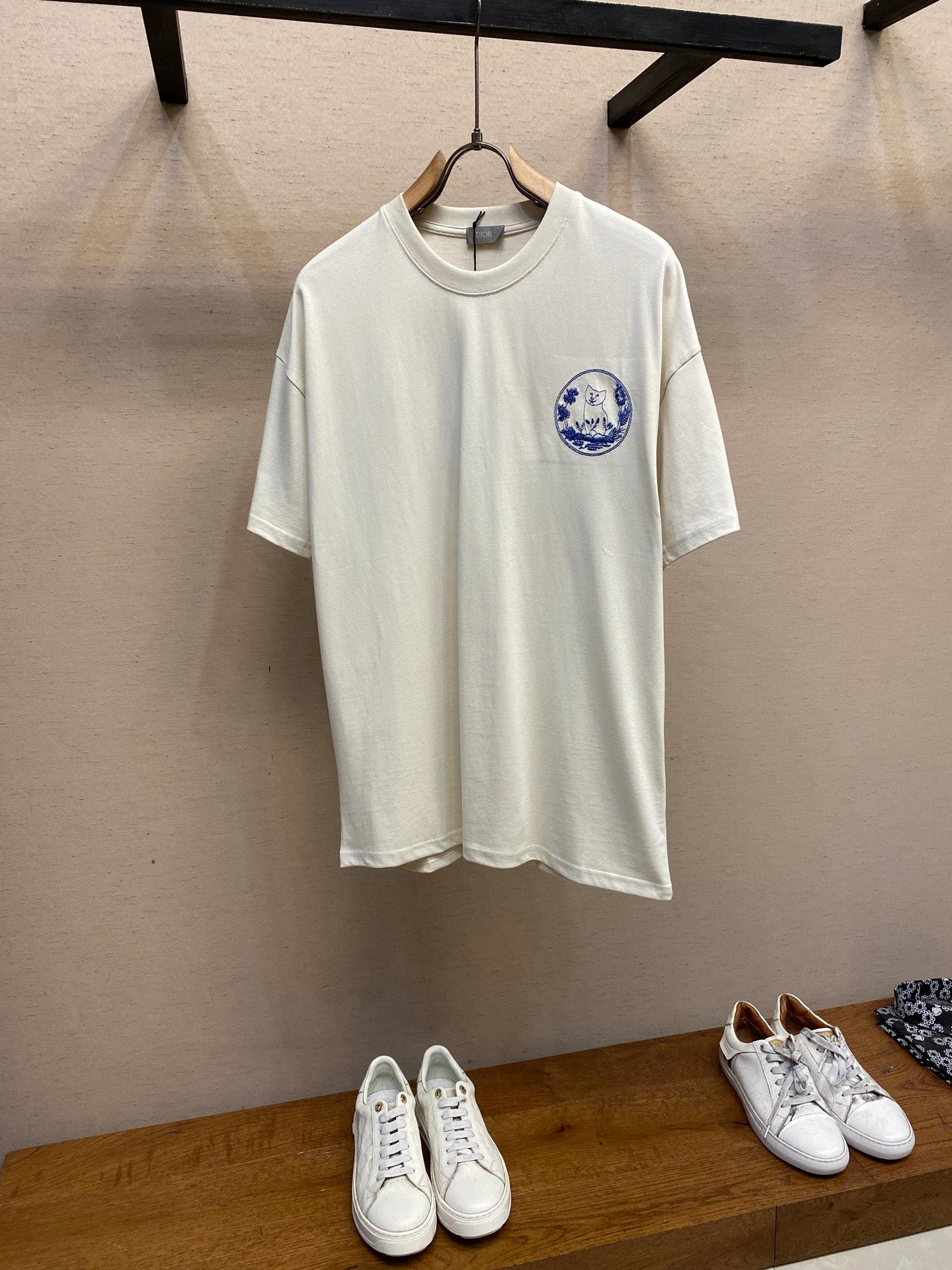 New round neck casual T-shirt with cat pattern print on chest