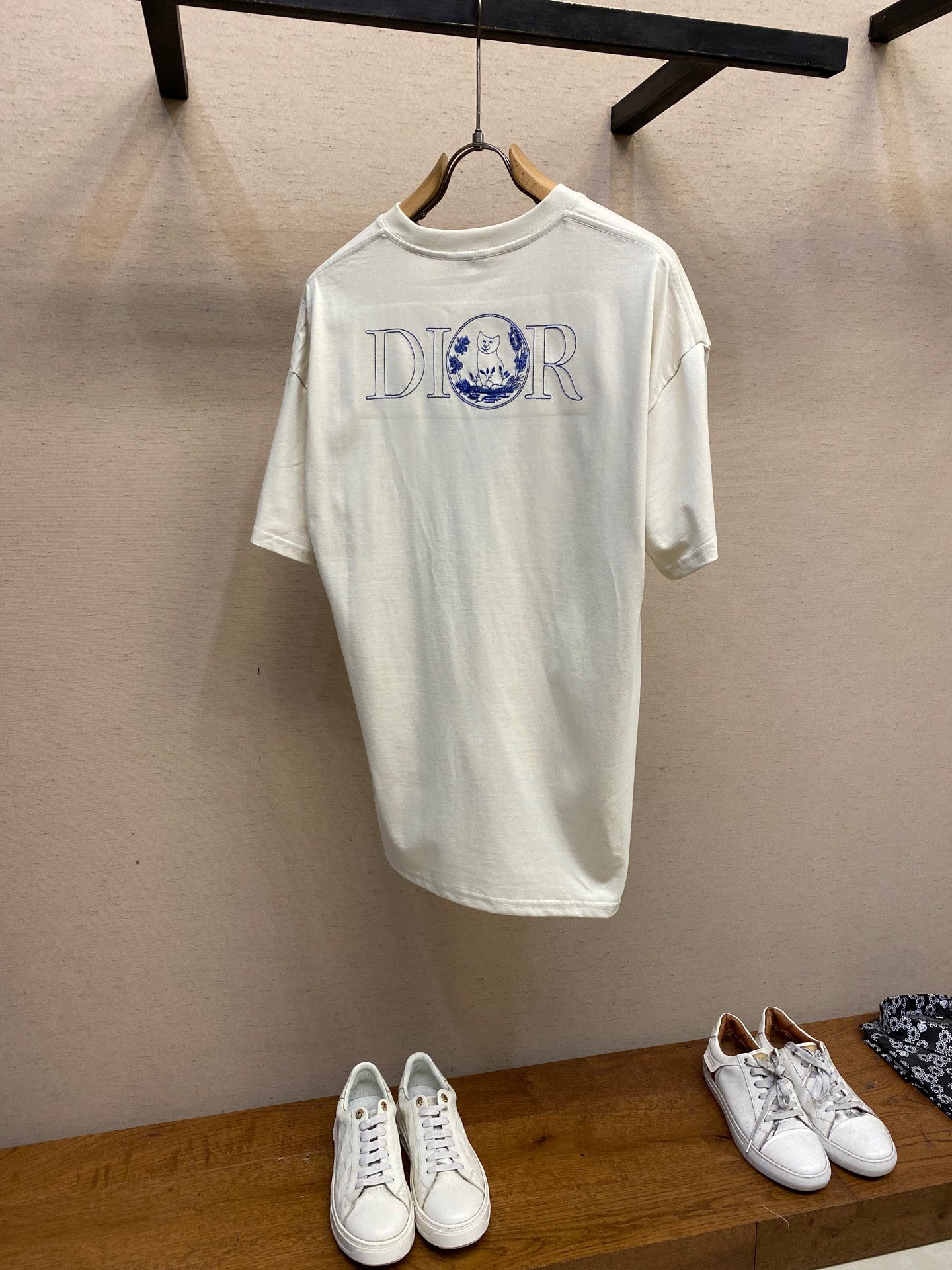 New round neck casual T-shirt with cat pattern print on chest