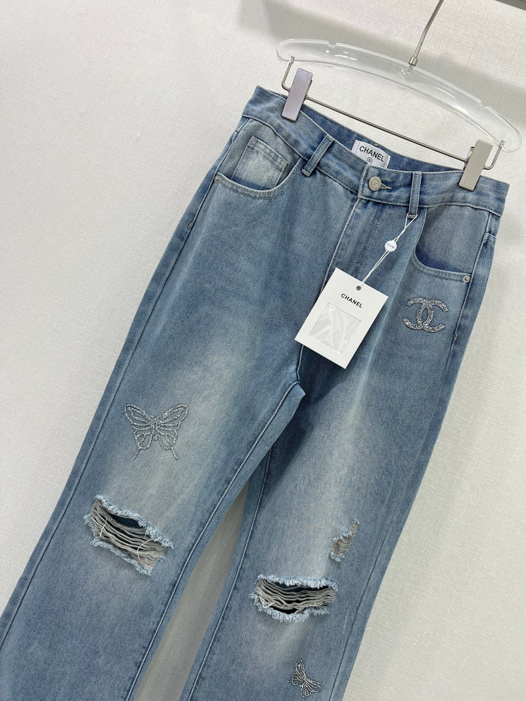 New micro-radialed ripped jeans