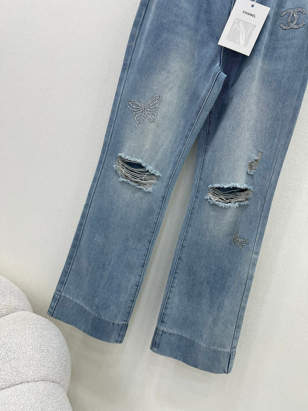 New micro-radialed ripped jeans