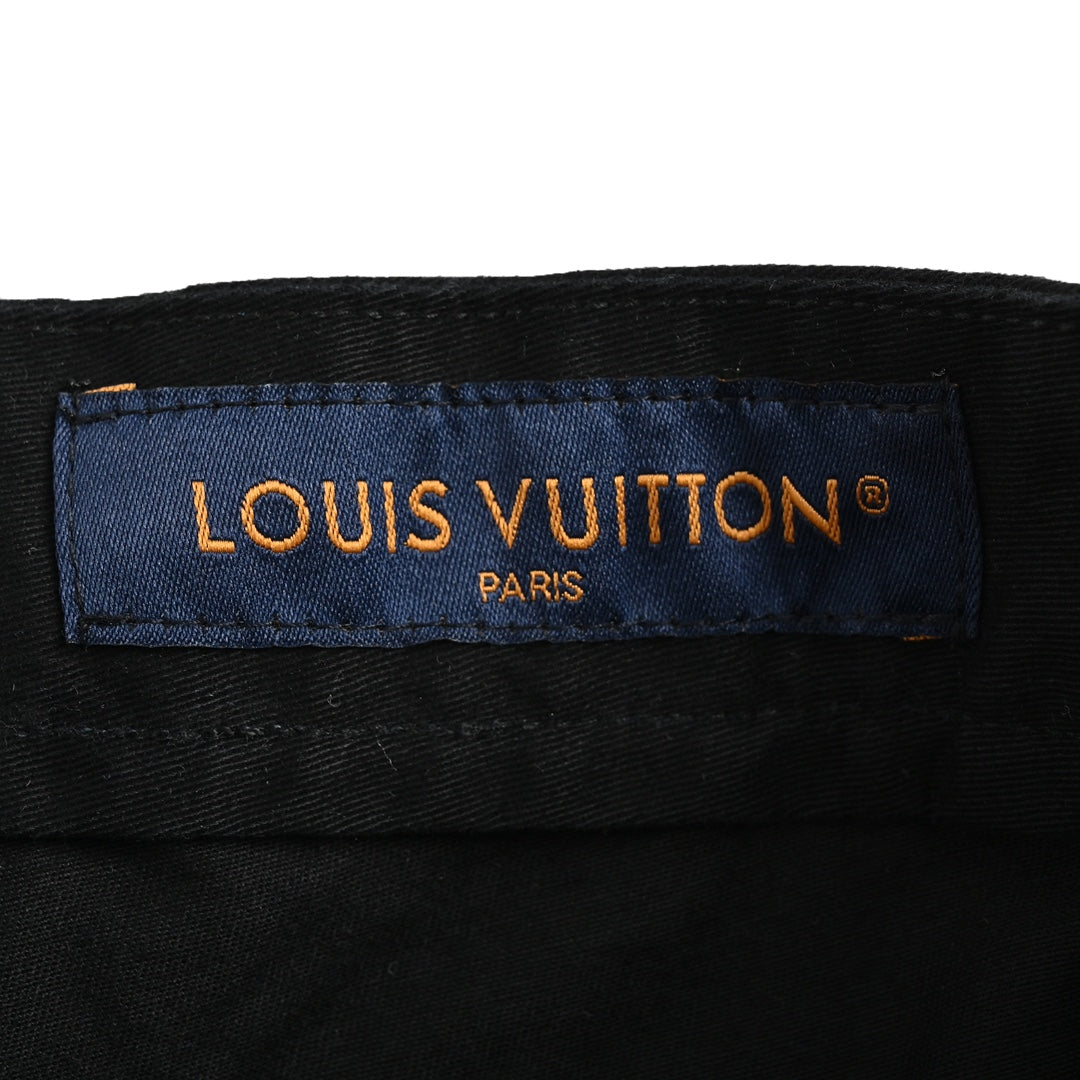 Cargo trousers with embroidered label on the pocket