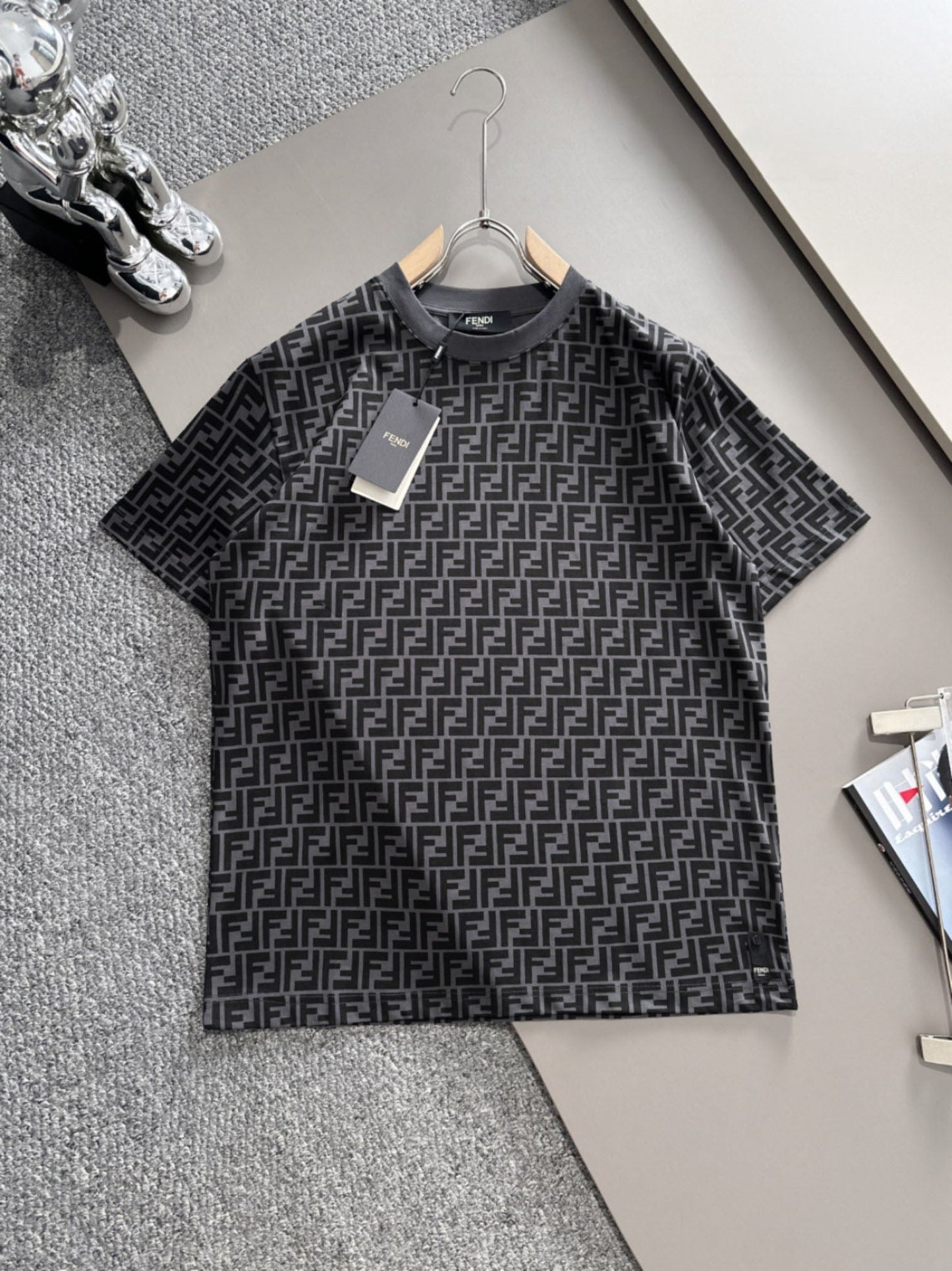 Black short-sleeved knitted T-shirt