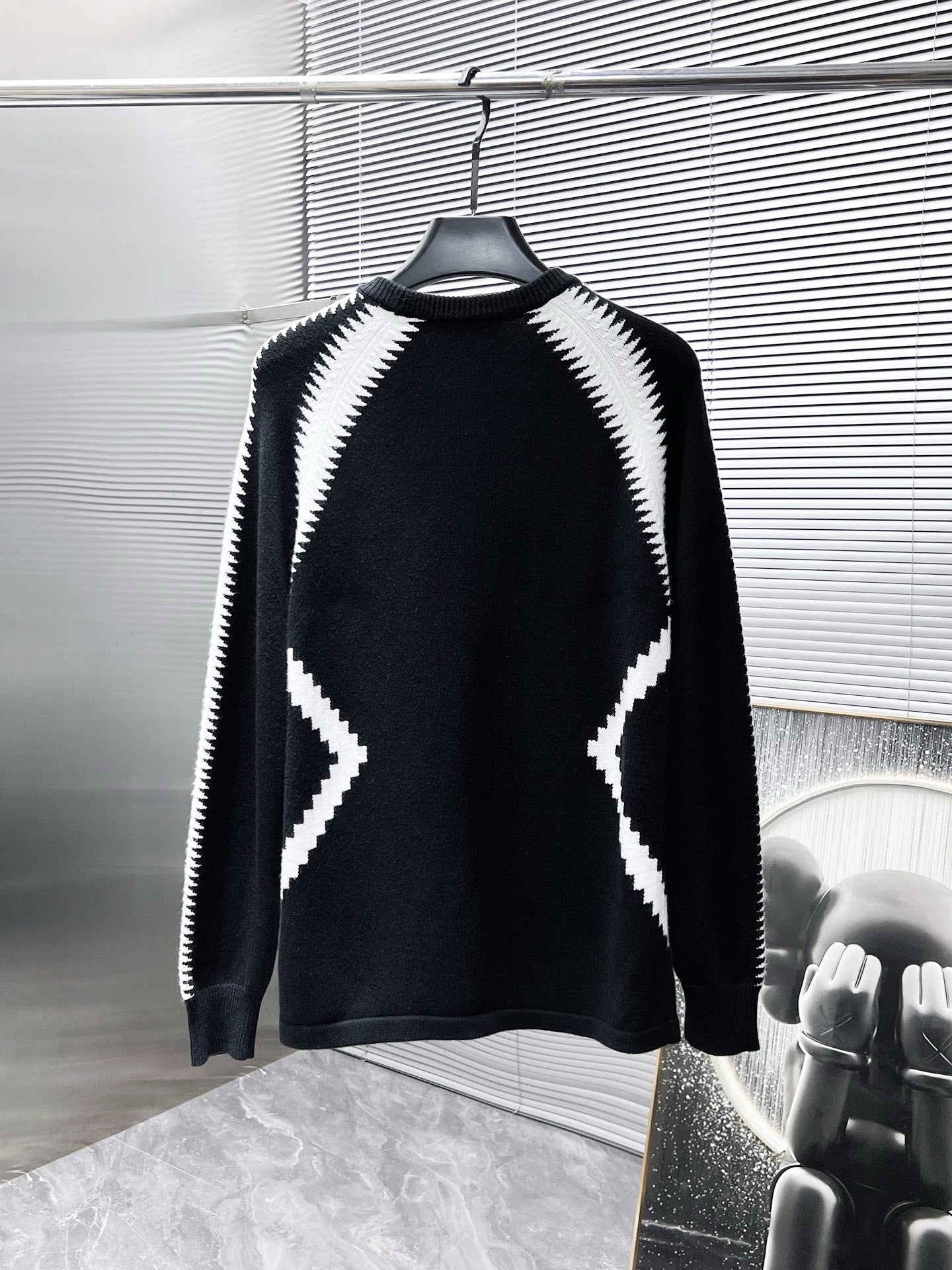 1V jacquard sweater