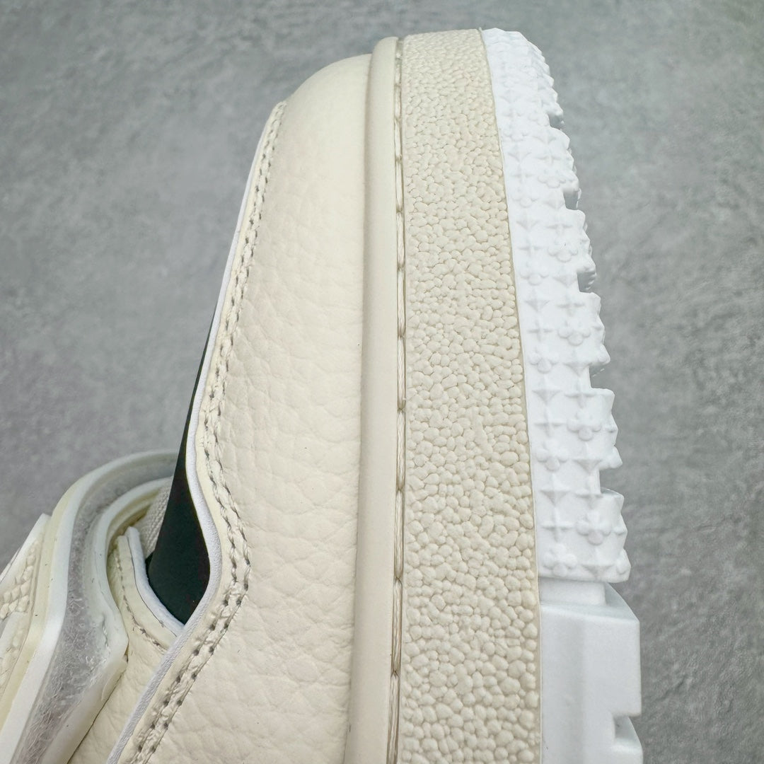 L's White Leather Confortable Sneakers