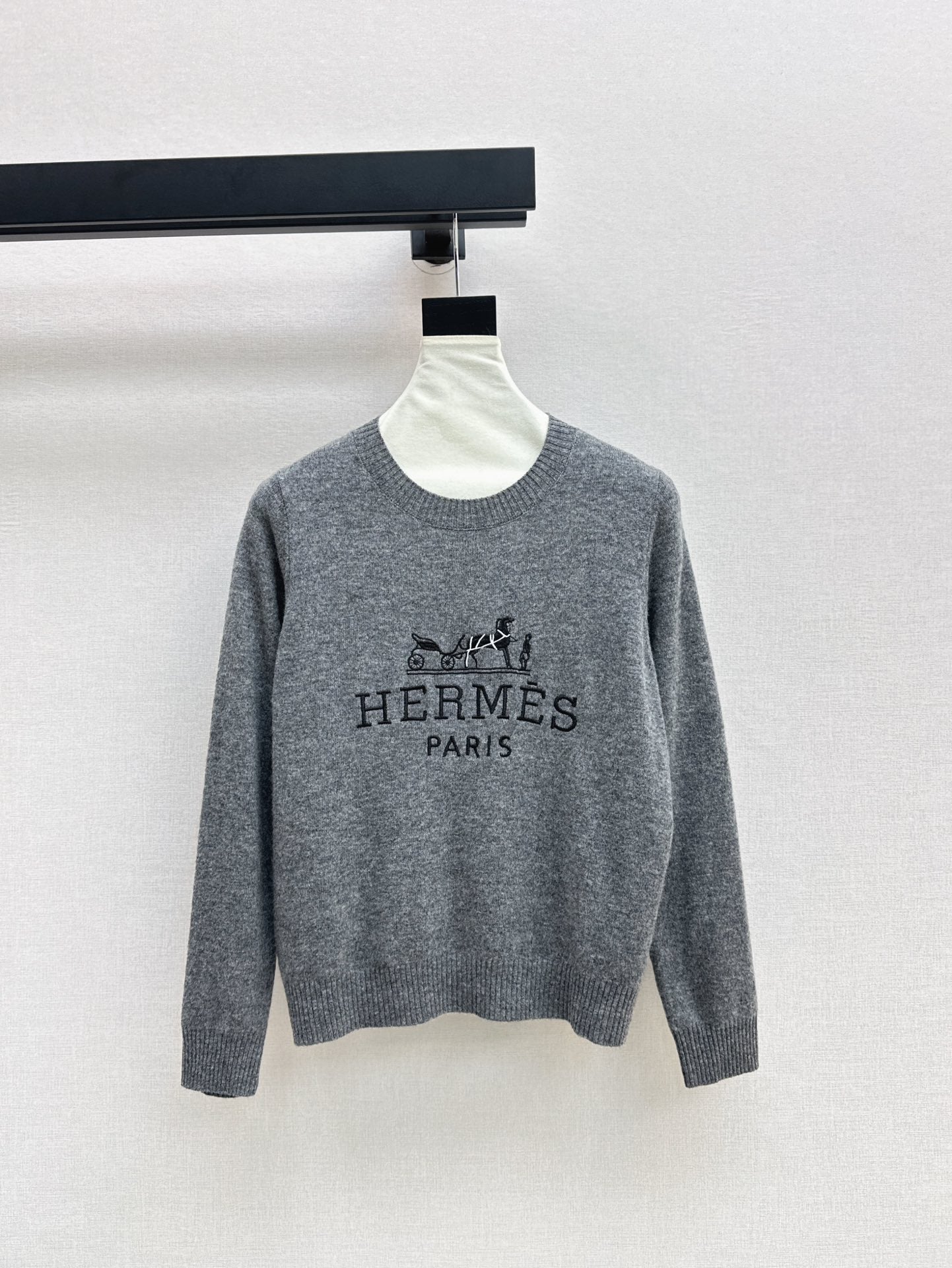 New round neck letter embroidered sweater