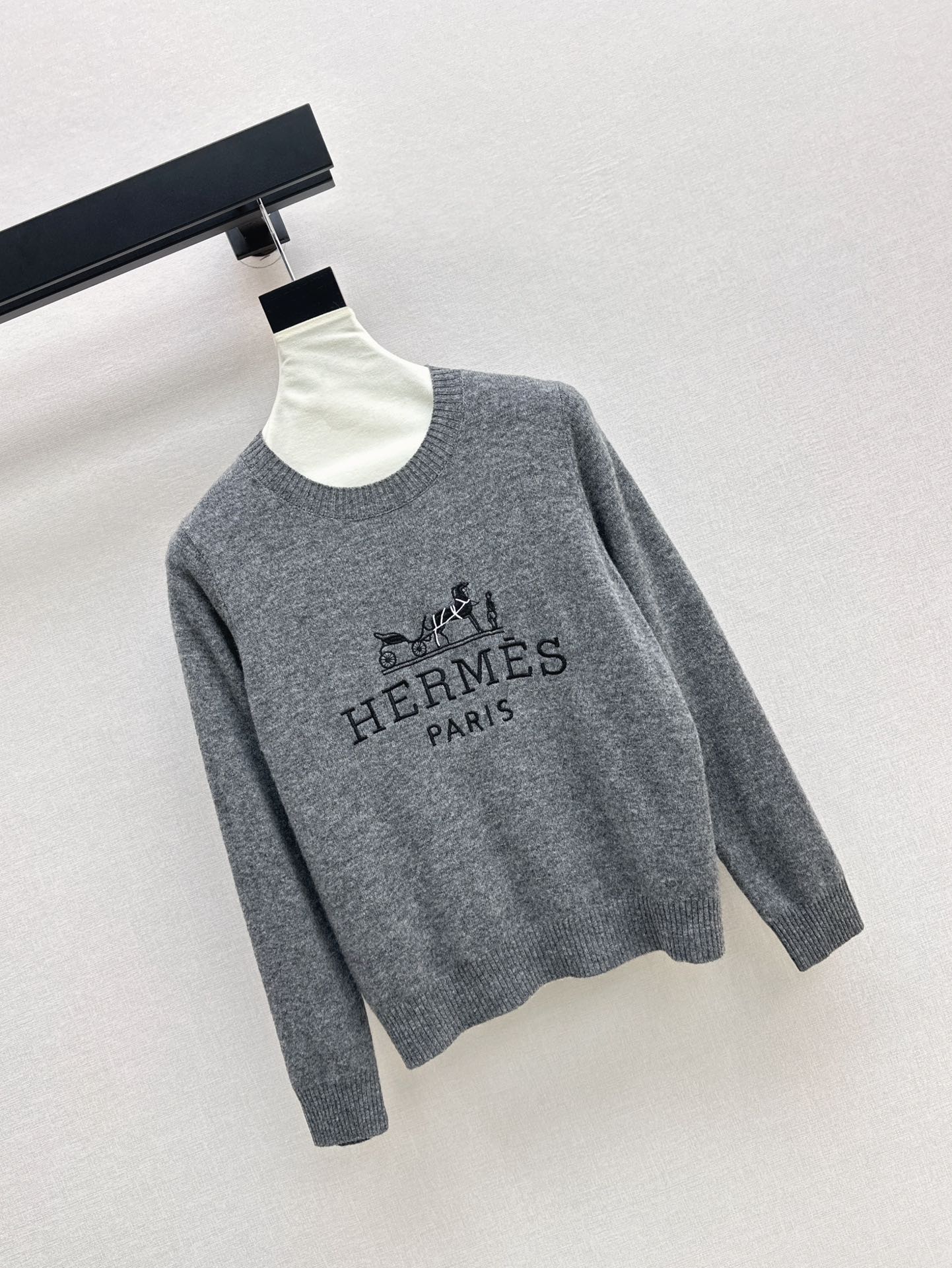 New round neck letter embroidered sweater