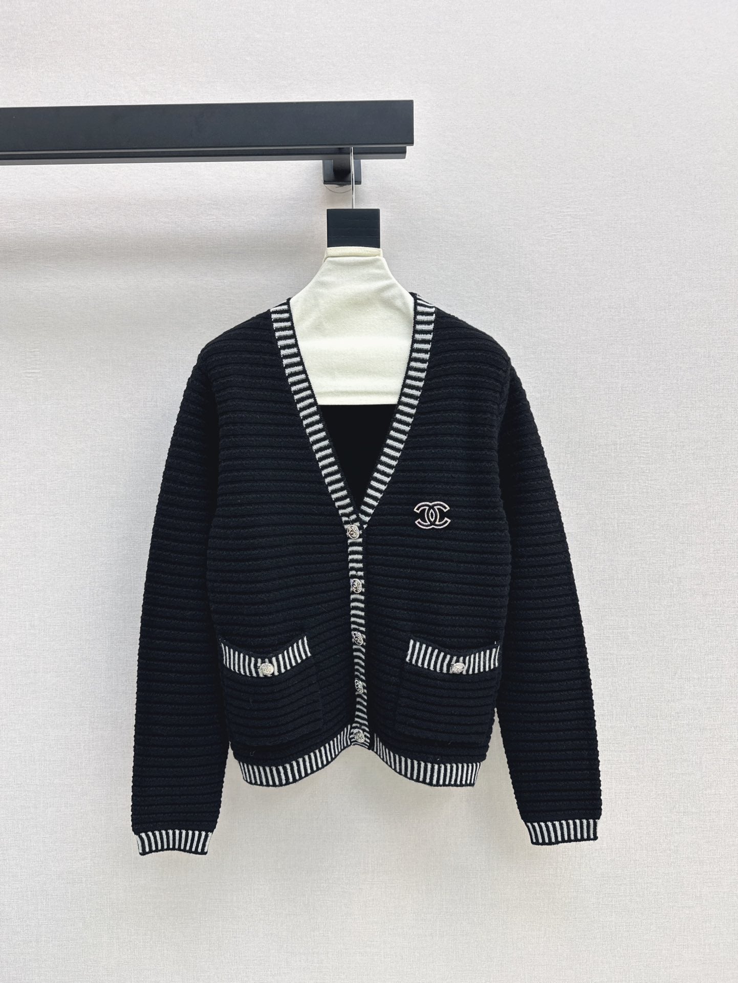 New contrast color V-neck logo knitted cardigan